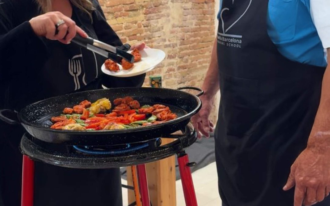 Cómo organizar una actividad inolvidable cocinando una paella