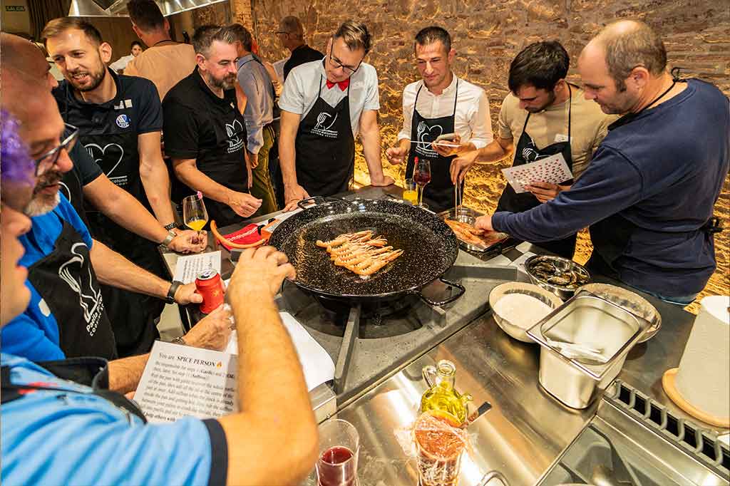 Activity to cook paella with friends in Barcelona