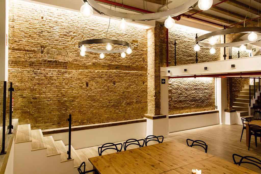 Experience a culinary team building in Barcelona with paella workshops for groups and company teams, a practical and authentic experience that brings the team together through cooking.