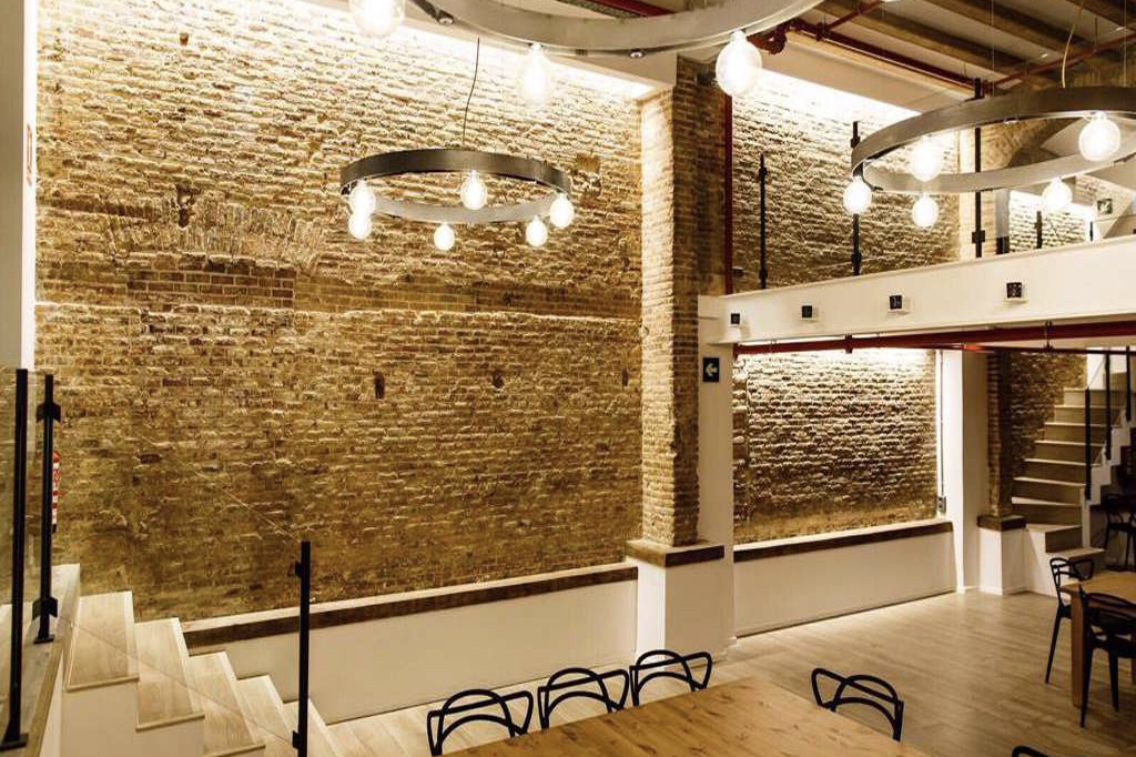 Enjoy culinary team building in Barcelona for companies and groups, a hands-on experience designed to foster collaboration, creativity, and team connection through cooking.