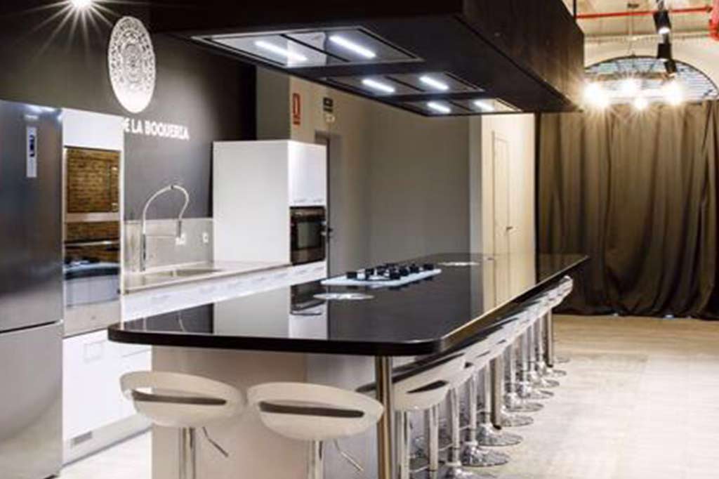 Join a paella workshop in Barcelona for company team building, a hands-on experience that encourages collaboration while enjoying authentic Spanish cuisine together.