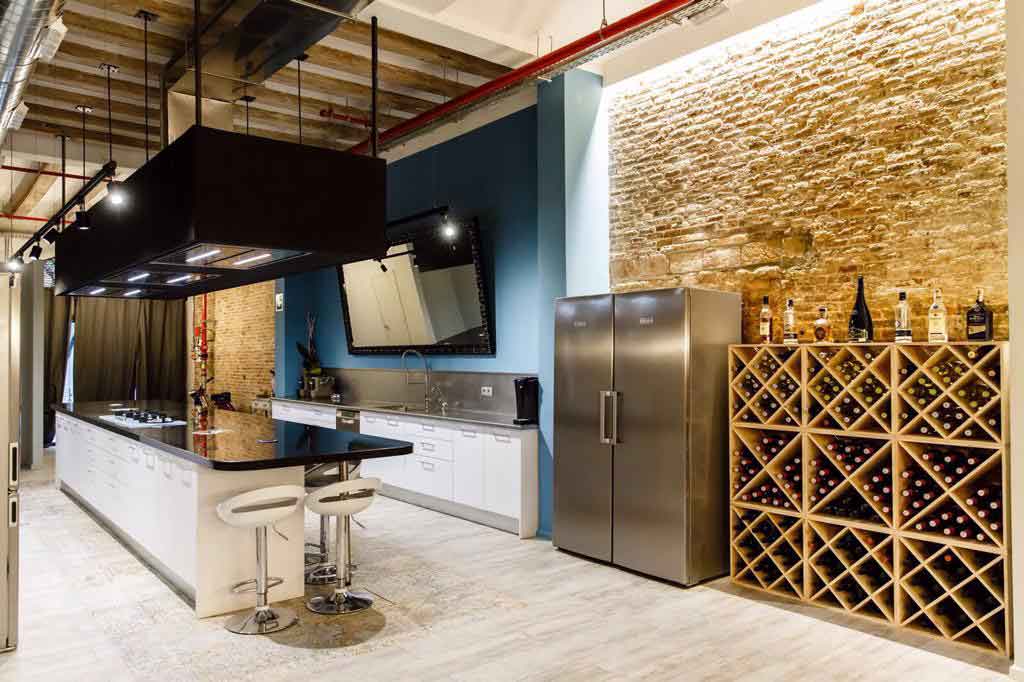 Organize a cooking team building in Barcelona with paella workshops for groups and company teams, a fun and practical experience to strengthen collaboration while you enjoy the local gastronomy.