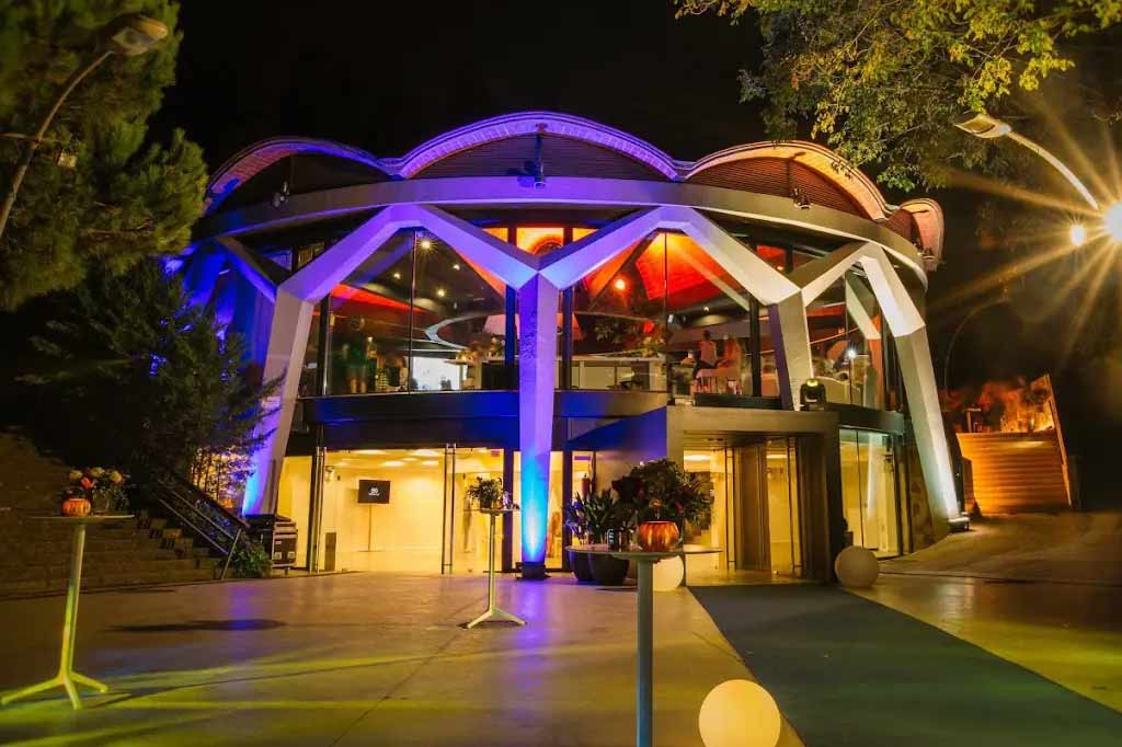 Enjoy a cooking team building in Barcelona where your team will live a dynamic, fun experience perfect for strengthening collaboration while you cook together.