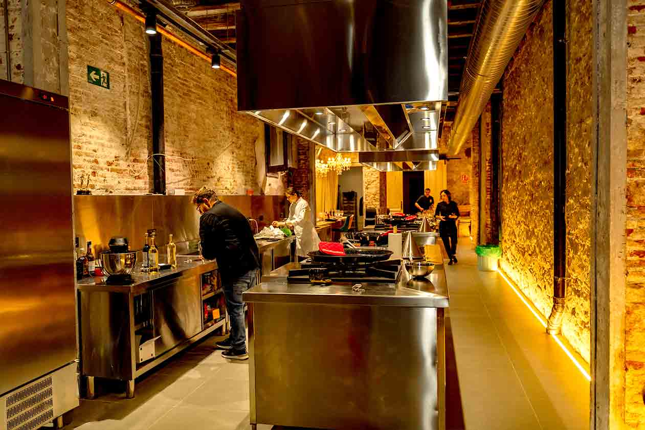 Team Building de cocina en Barcelona, clases y talleres de paella para grupos y equipos de empresas