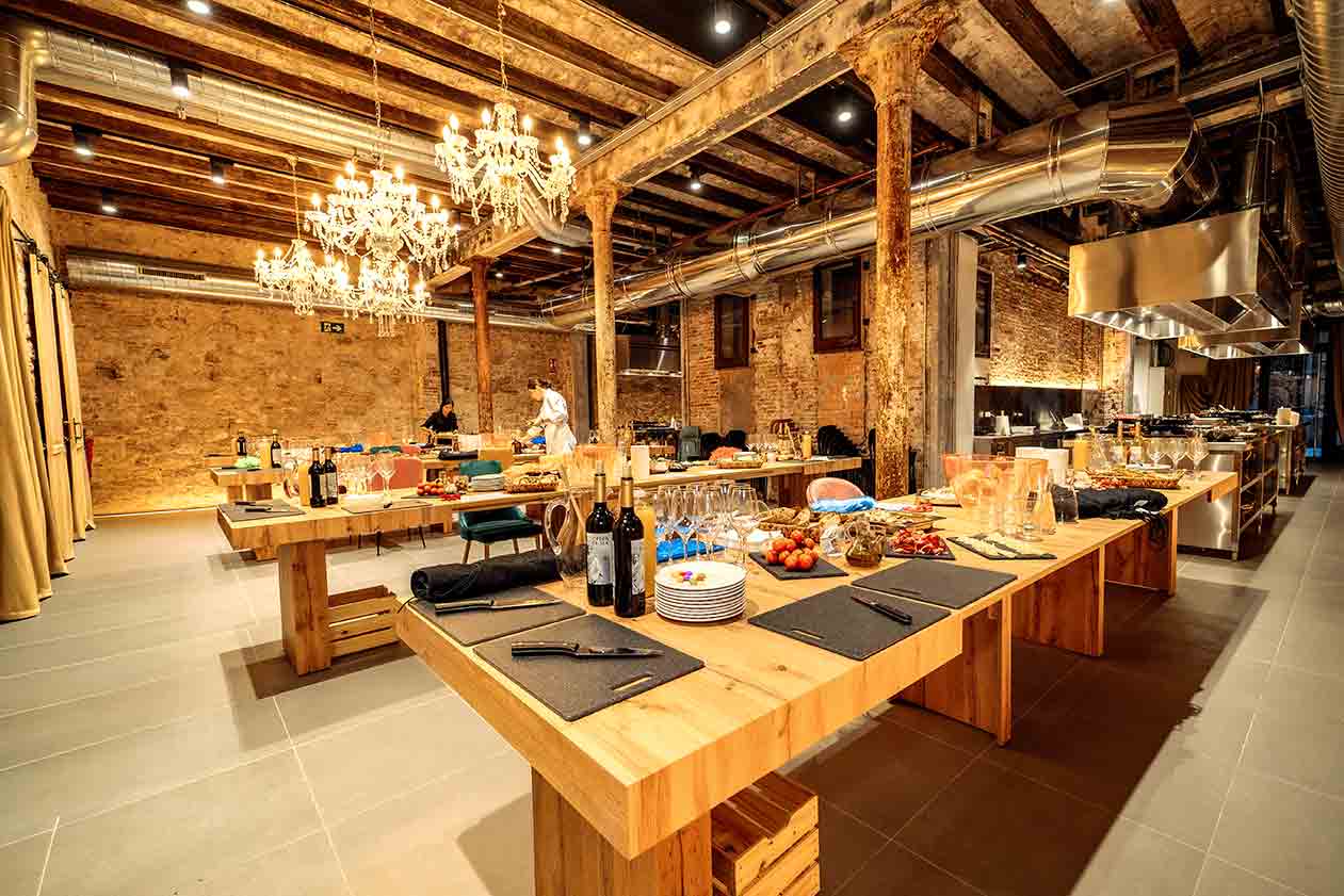 Team Building de cocina en Barcelona, talleres de paella para grupos y equipos de empresas