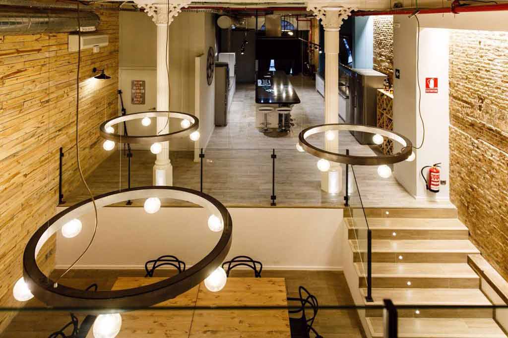 Organize a cooking team building in Barcelona with paella workshops for groups and company teams, an authentic, dynamic and perfect experience to promote teamwork while you enjoy cooking.