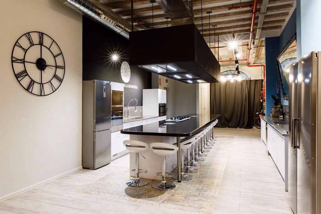 Immerse yourself in a cooking team building in Barcelona with experiences designed for groups and company teams, where creativity, collaboration and gastronomy combine in a different and memorable activity.