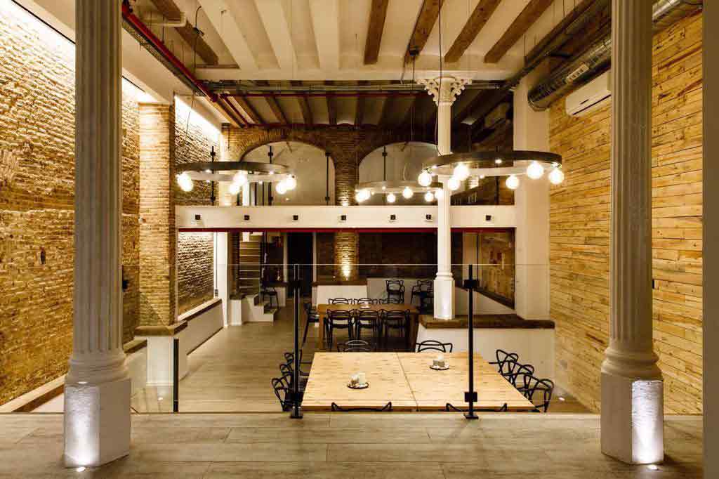 Organize a cooking team building in Barcelona with paella workshops designed for groups and company teams, a unique gastronomic experience to foster collaboration and enjoy together.