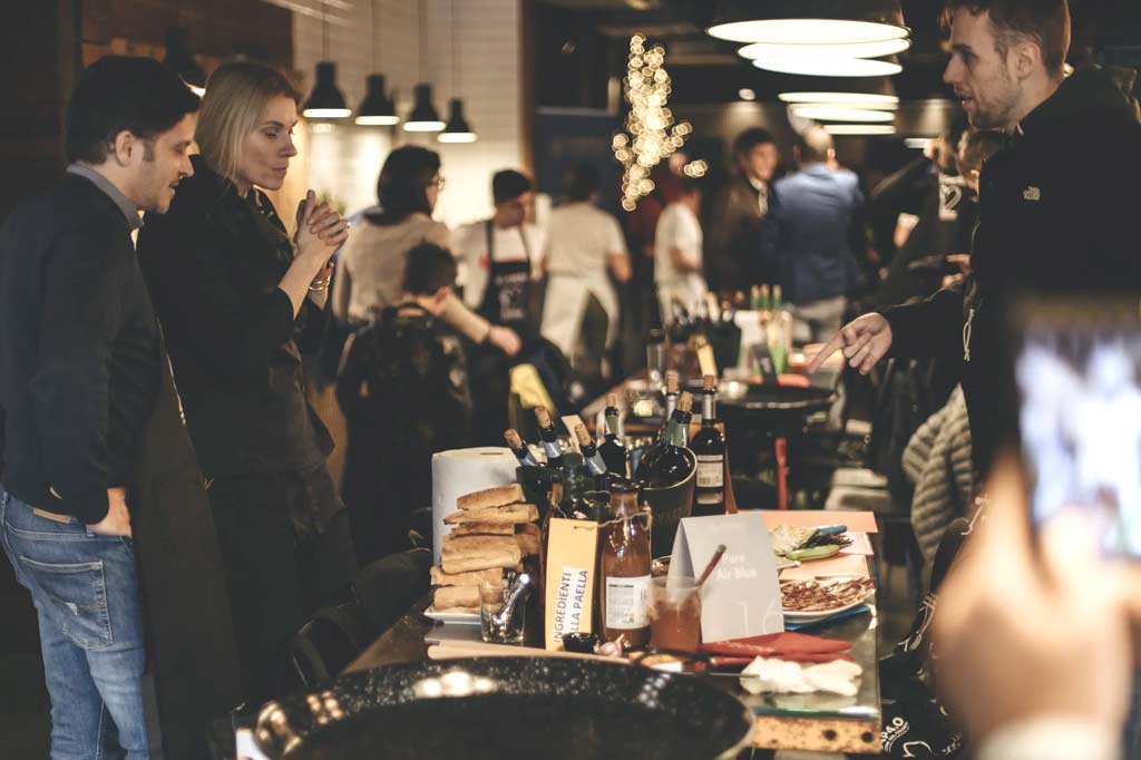 Discover culinary team building activities in Barcelona, with dynamic and participative experiences designed for groups and company teams looking to connect and enjoy together.