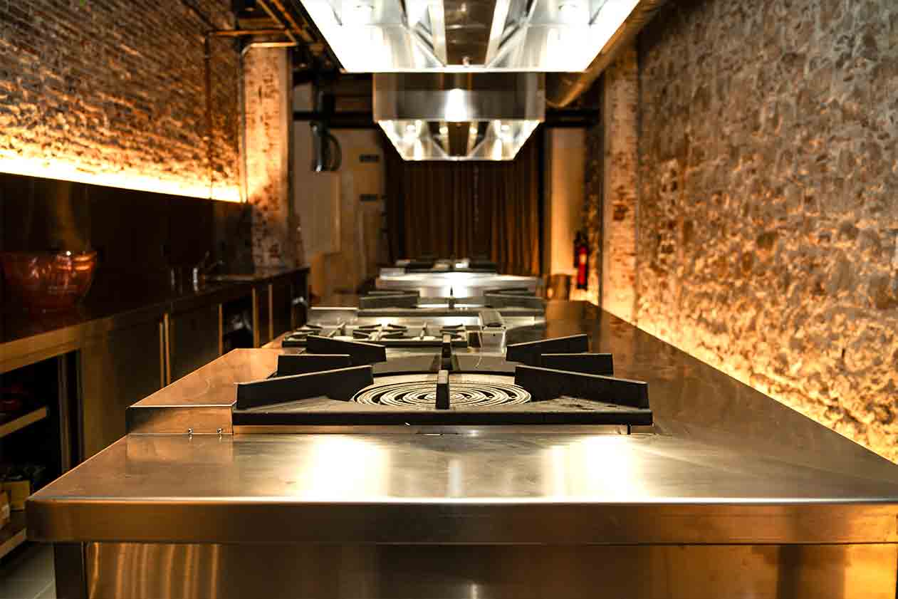 Gastronomic spaces for paella cooking classes and Team Building workshops in Barcelona, activities for groups and corporate teams