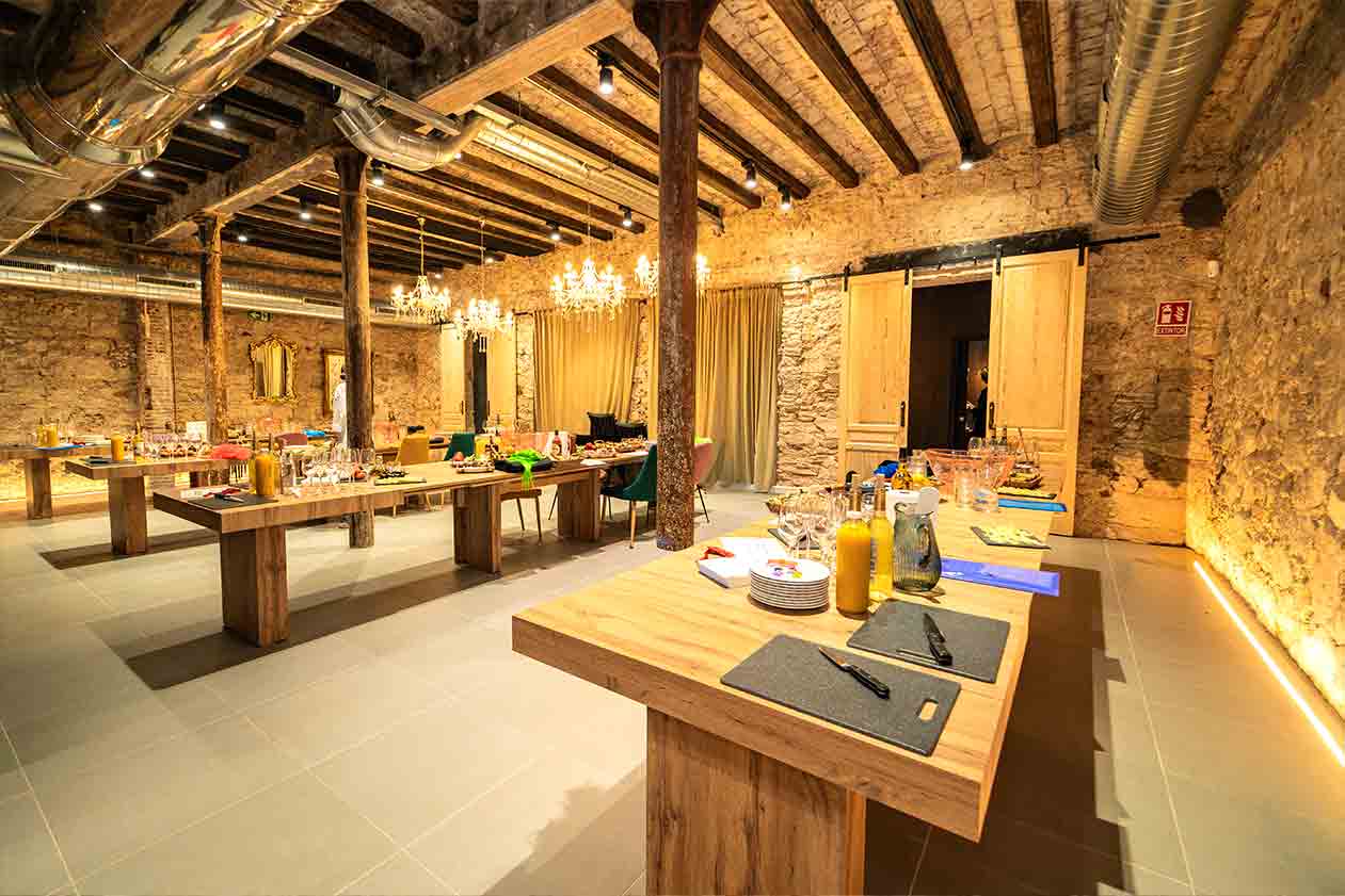 Gastronomic spaces for paella cooking classes and Team Building workshops in Barcelona, activities for groups and corporate teams
