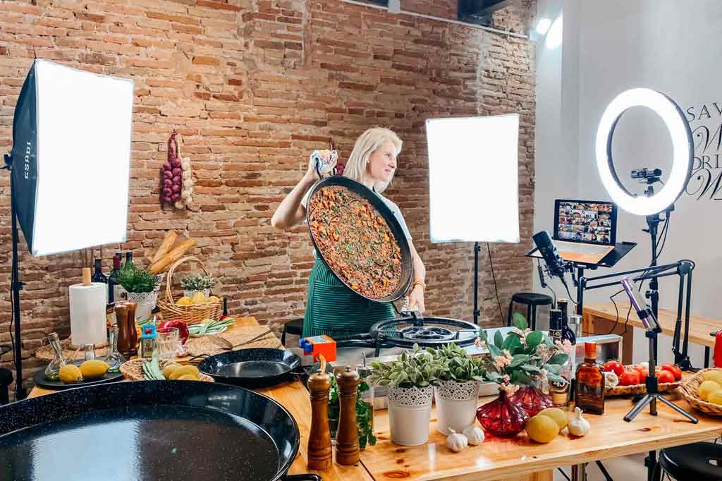 Experience culinary team building in Barcelona with activities for groups and company teams, a creative way to strengthen connections through a shared cooking experience.