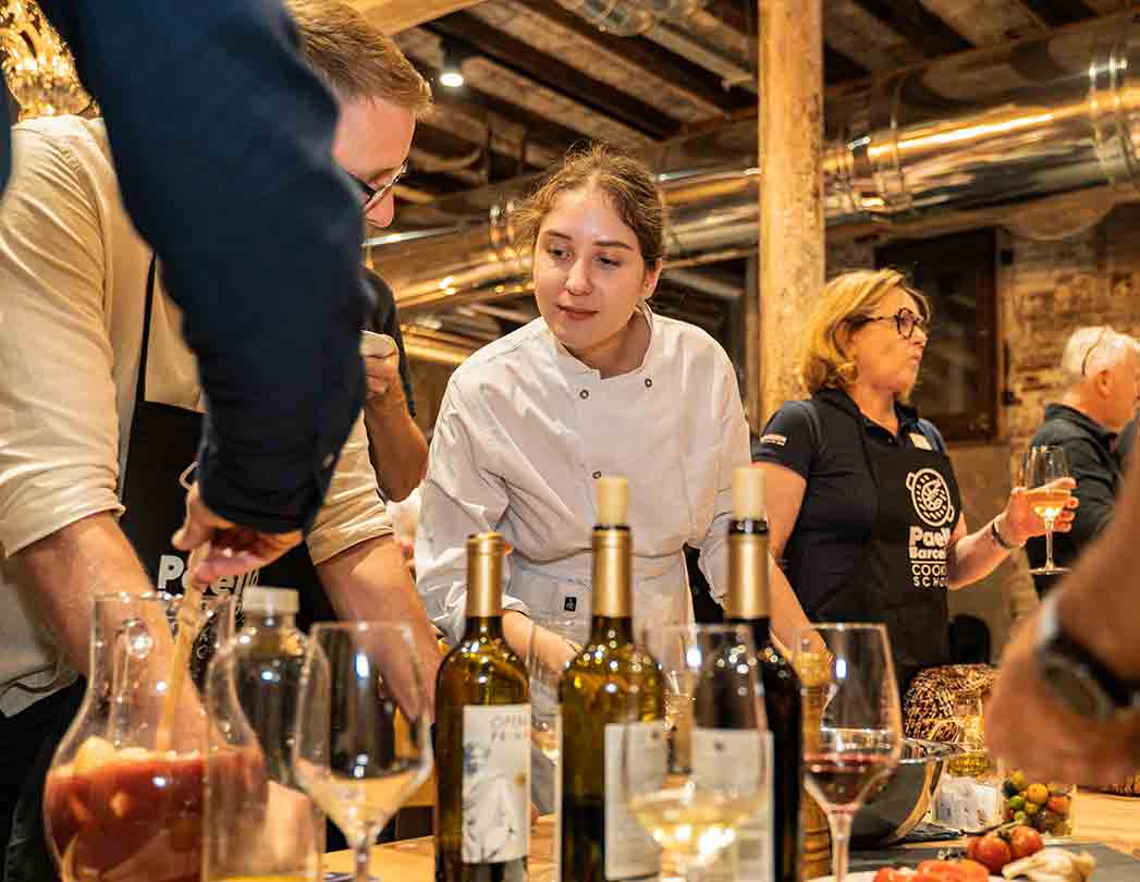 Image of a paella workshop for companies in Barcelona with a chef and cooking stations. Scalable team building activity on demand (groups from 8 to more than 100 people), ideal for corporate events, incentives, retreats and internal sessions, with an optimized duration of 2–3 hours.