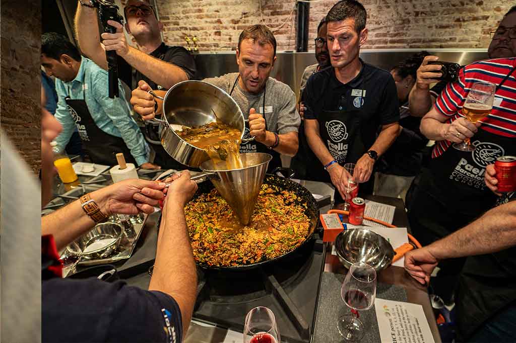 taller o actividad con experiencia gastronomica para cocinar paela con la familia en Barcelona