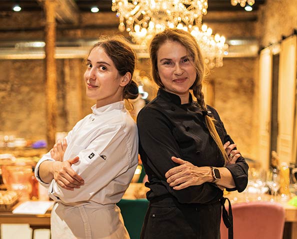 Madre e hija chefs profesionales de Paella Barcelona Cooking School en su taller de cocina en el centro de Barcelona.