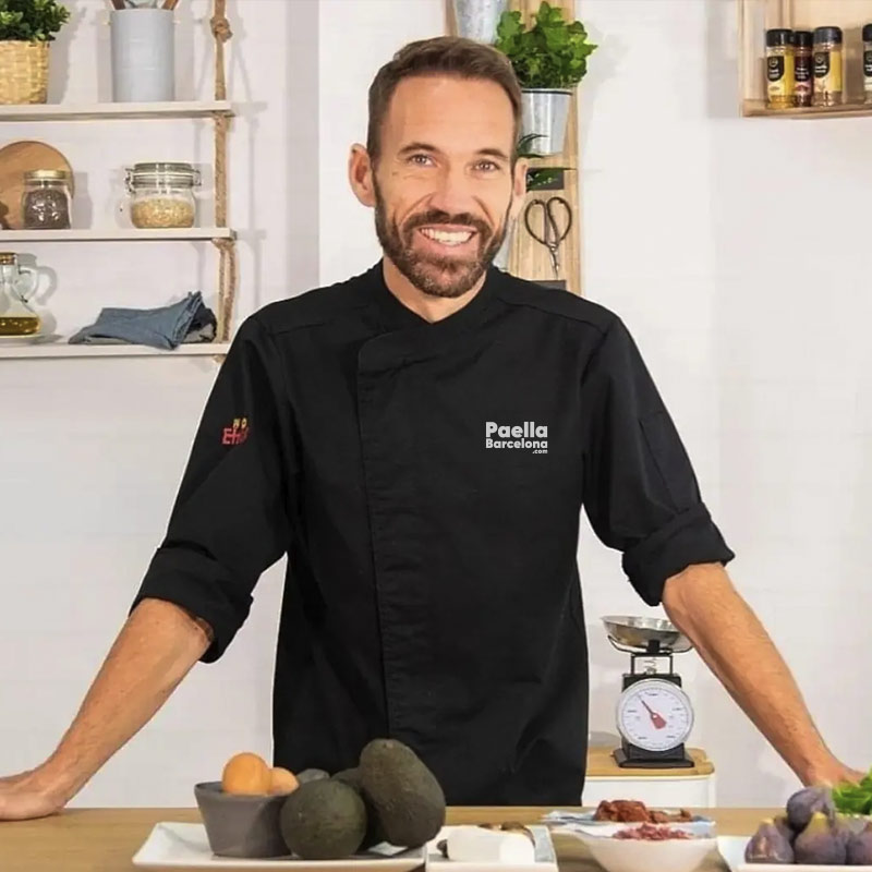 Chef for paella cooking classes and workshops for team building groups in Barcelona