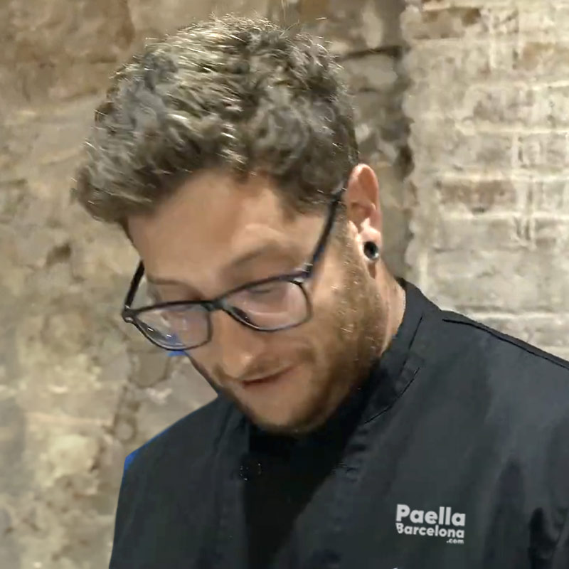 Private chef for team building paella cooking classes and workshops in Barcelona