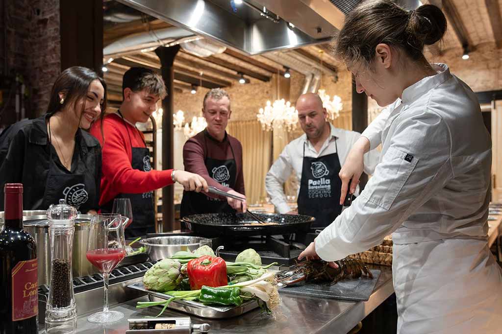 Grupo celebrando un cumpleaños cocinando y degustando su propia paella en Barcelona