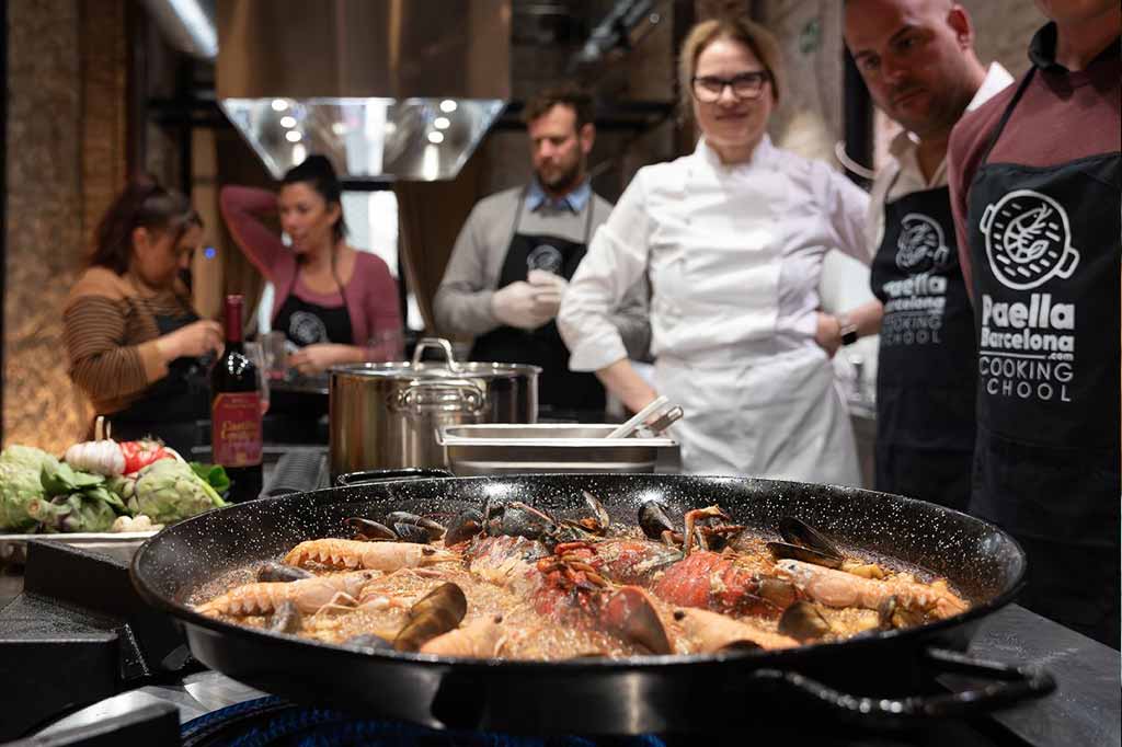 Grupo privado disfrutando en exclusiva de una clase de cocina de paella en Ciutat Vella, Barcelona Grupo privado disfrutando en exclusiva de una clase de cocina de paella en Ciutat Vella, Barcelona