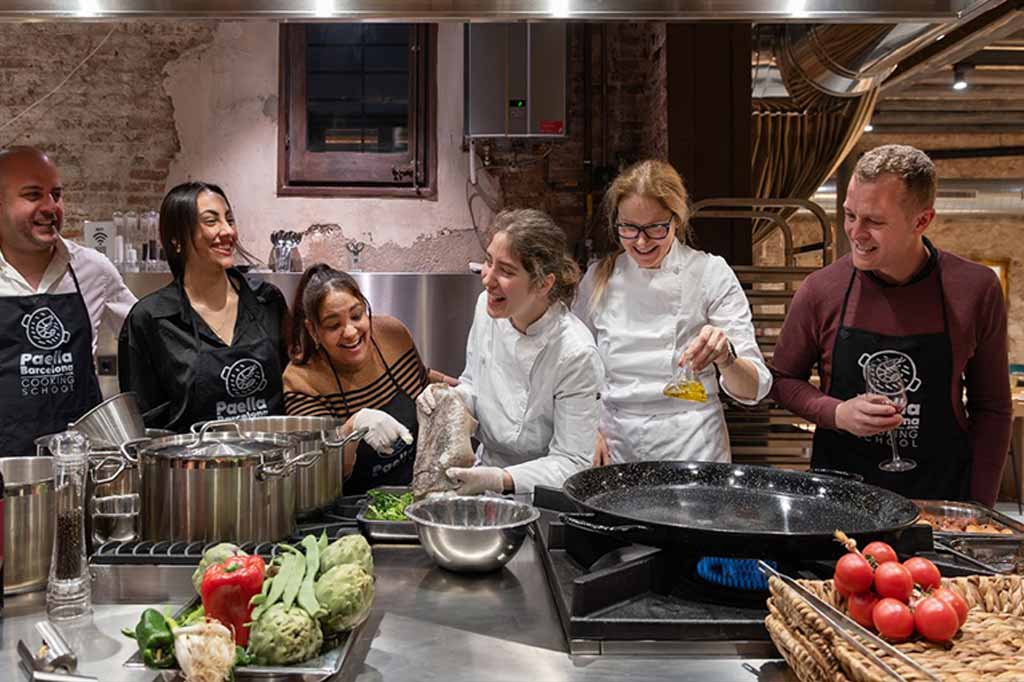 Grupo privado disfrutando en exclusiva de una clase de cocina de paella en Ciutat Vella, Barcelona
