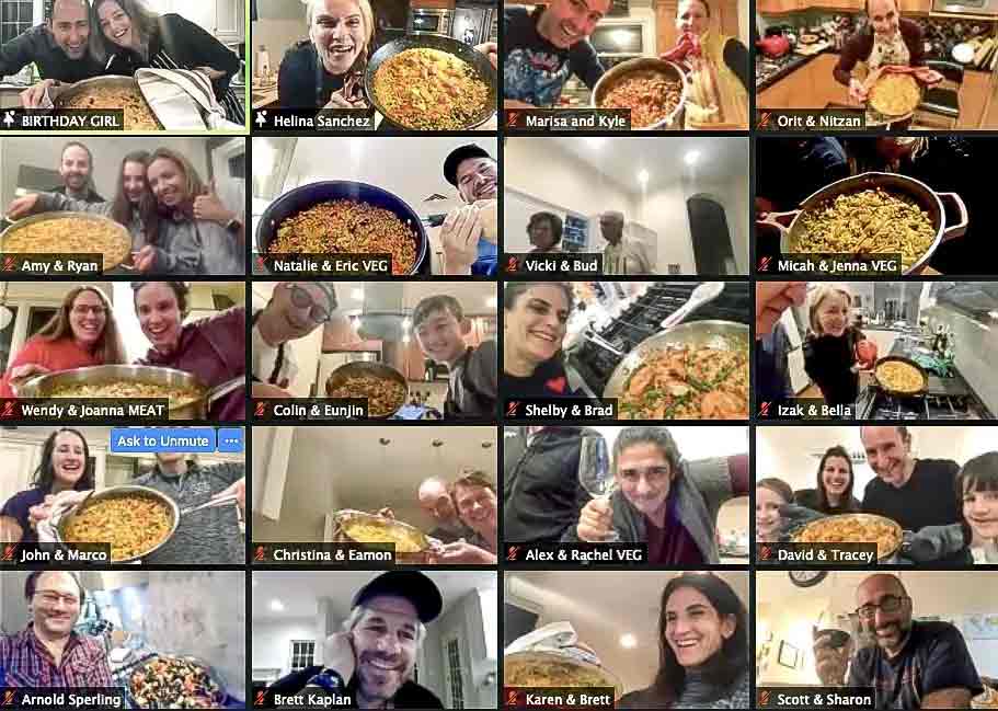 Madre e hija chefs profesionales de Paella Barcelona Cooking School en su taller de cocina en el centro de Barcelona.