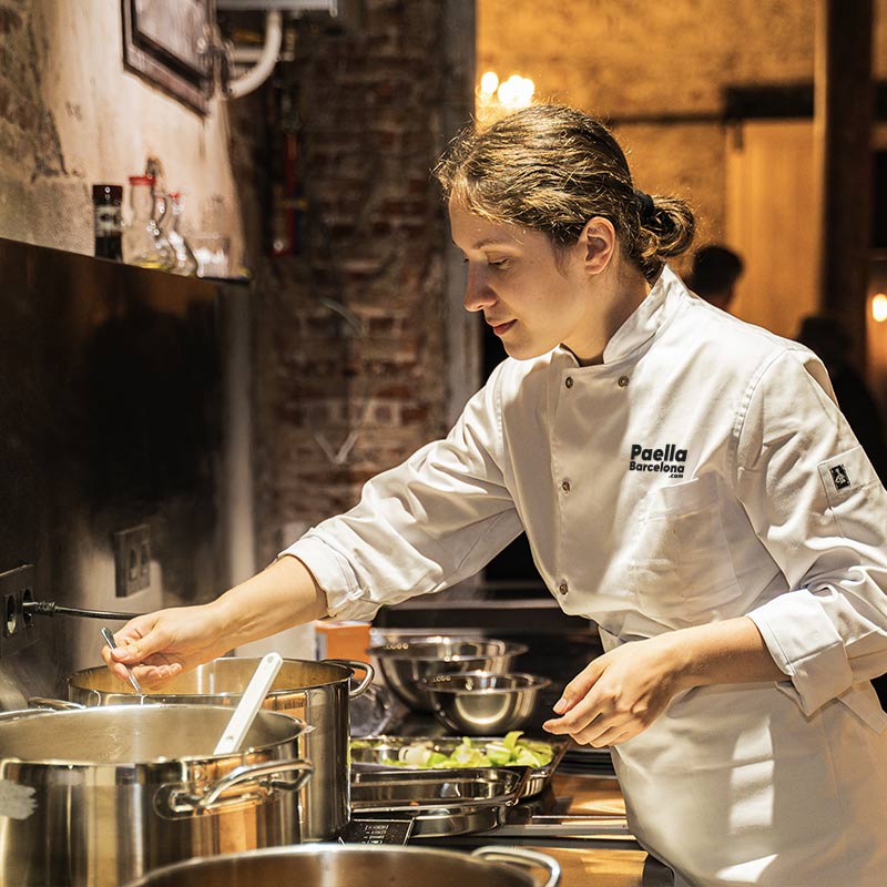 Private chef for team building paella cooking classes and workshops in Barcelona