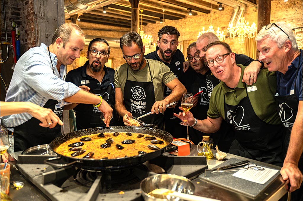 Team Building de cocina en Barcelona, talleres de paella para grupos y equipos de empresas