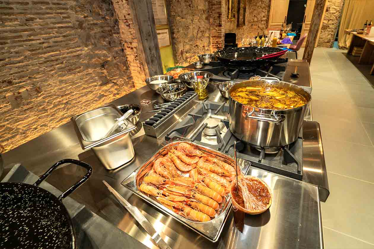 Team Building de cocina en Barcelona, talleres de paella para grupos y equipos de empresas