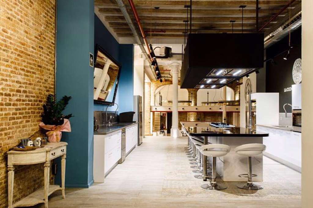 Team Building de cocina en Barcelona, clases y talleres de paella para grupos y equipos de empresas