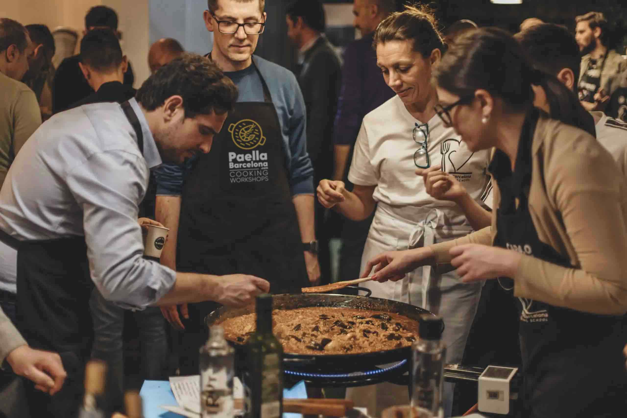 Team Building de cocina Barcelona, clases y talleres de paella para grupos y equipos de empresas
